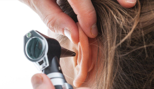 Біль у вусі! Гострий середній отит - симптоми та причини захворювання